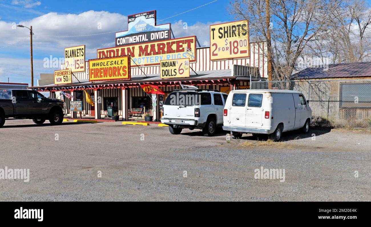 The Continental Divide Ortega's Indian Market an der Route 66 in Continental Divide, New Mexico, am 13. November 2022. Stockfoto