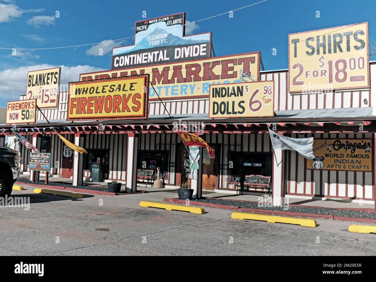 The Continental Divide Ortega's Indian Market an der Route 66 in Continental Divide, New Mexico, am 13. November 2022. Stockfoto