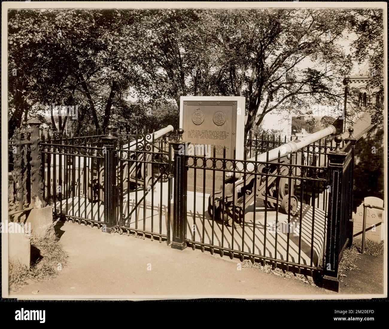 Messingkanone in Grabhügel, Plymouth, Mass. , Denkmäler und Gedenkstätten, Kanonen. Leon Abdalian Kollektion Stockfoto