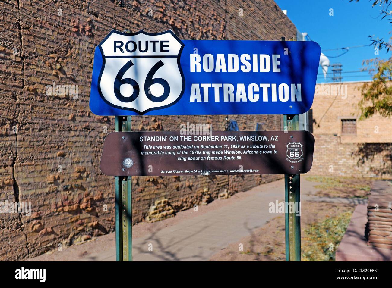 Route 66 Roadside Attraction Schild in Winslow, Arizona, USA, am Standin' on the Corner Park. Stockfoto