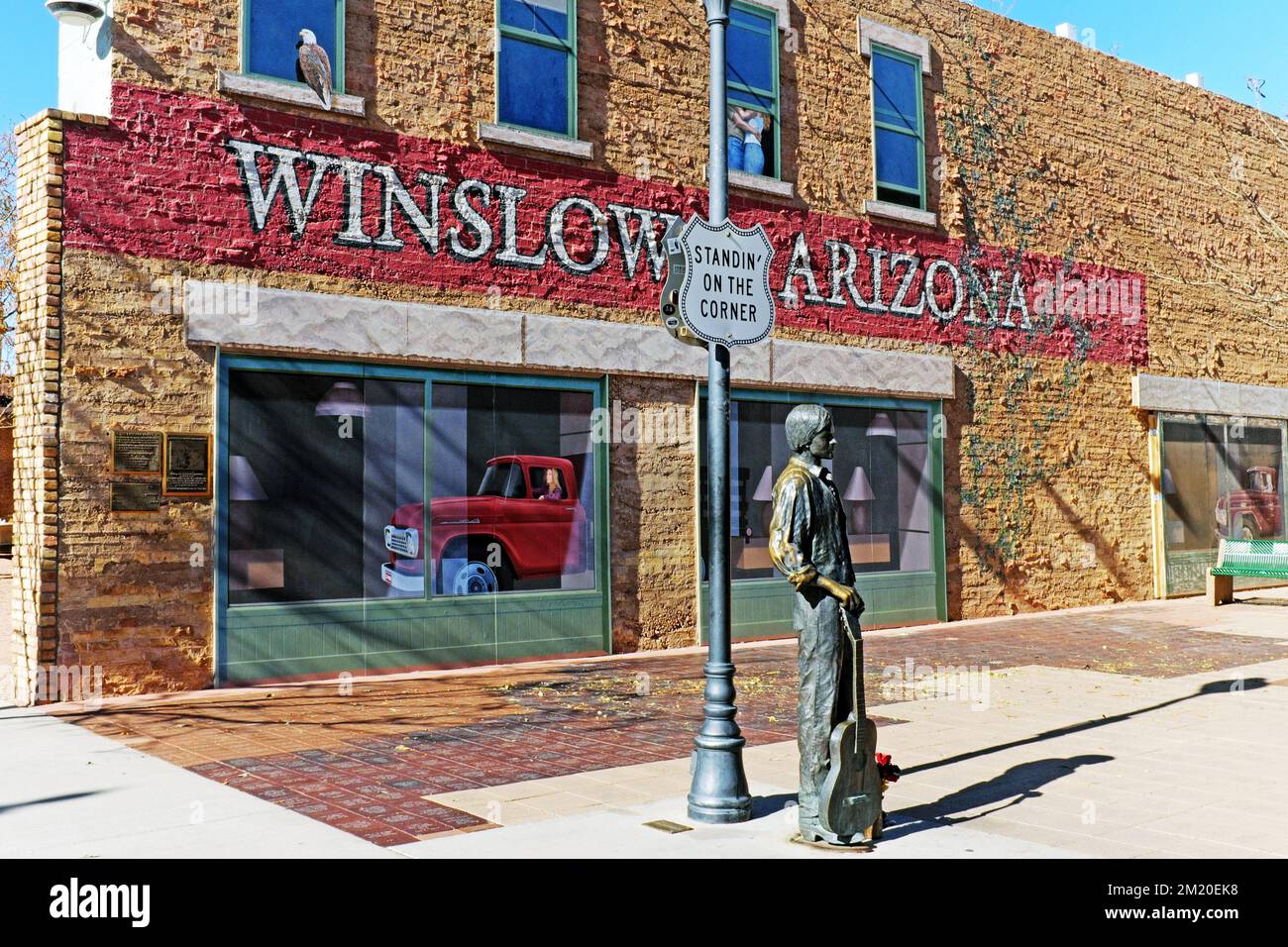 Im Corner Public Park in Winslow, Arizona, spielt eine Hommage an den Eagles Song „Take IT Easy“, in dem Winslow erwähnt wird. Stockfoto