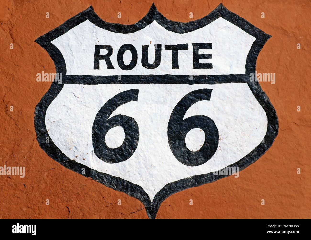 Die Route 66 wurde an einer Straßenmarkierung in Holbrook, Arizona, gemalt. Stockfoto