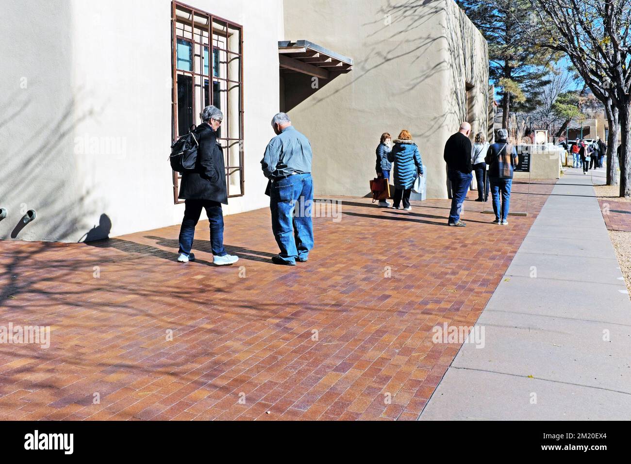 Besucher des Georgia O'Keeffe Museum in Santa Fe, New Mexico, warten am 11. November 2022 vor dem Museum auf ihren Eintritt mit festem Termin. Stockfoto