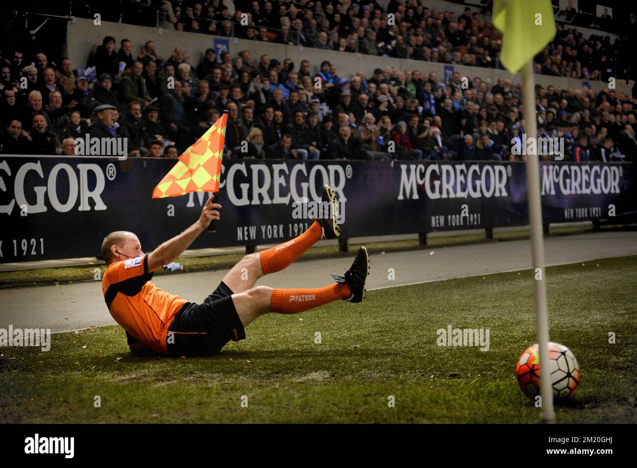 20151206 – GENK, BELGIEN: Schiedsrichter Dirk Gilon, abgebildet während des Spiels der Jupiler Pro League zwischen KRC Genk und RSC Anderlecht, in Genk, Sonntag, den 06. Dezember 2015, am 18. Tag der belgischen Fußballmeisterschaft. BELGA FOTO YORICK JANSENS Stockfoto