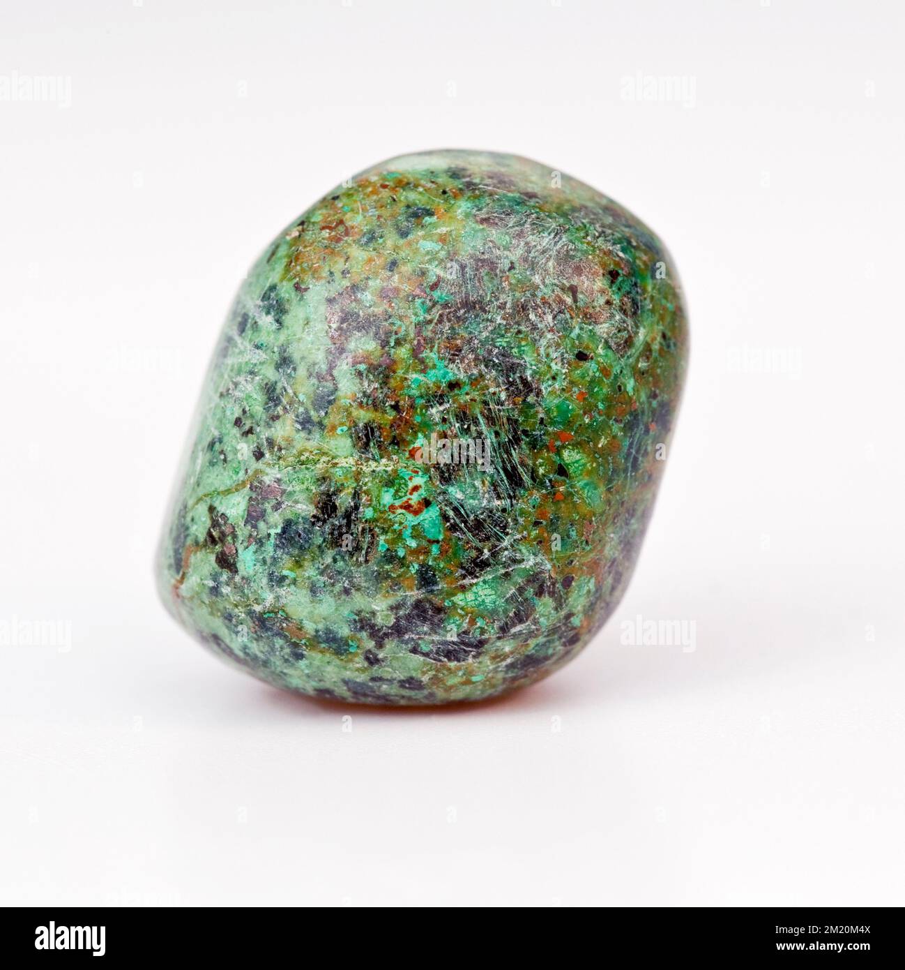 Makro-Nahaufnahmen von "African Turquoise", einer Form von Chalcedony, einem Schmuckstein aus Kristall, der in der Kristallheilungstherapie verwendet wird. Quarz Stockfoto