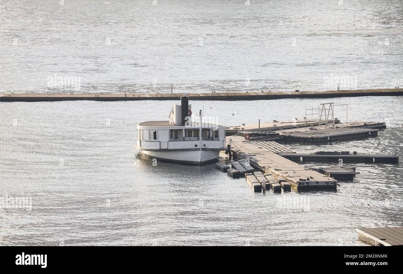 Altes Boot an einem schwimmenden Dock am East River, New York City, USA. Stockfoto