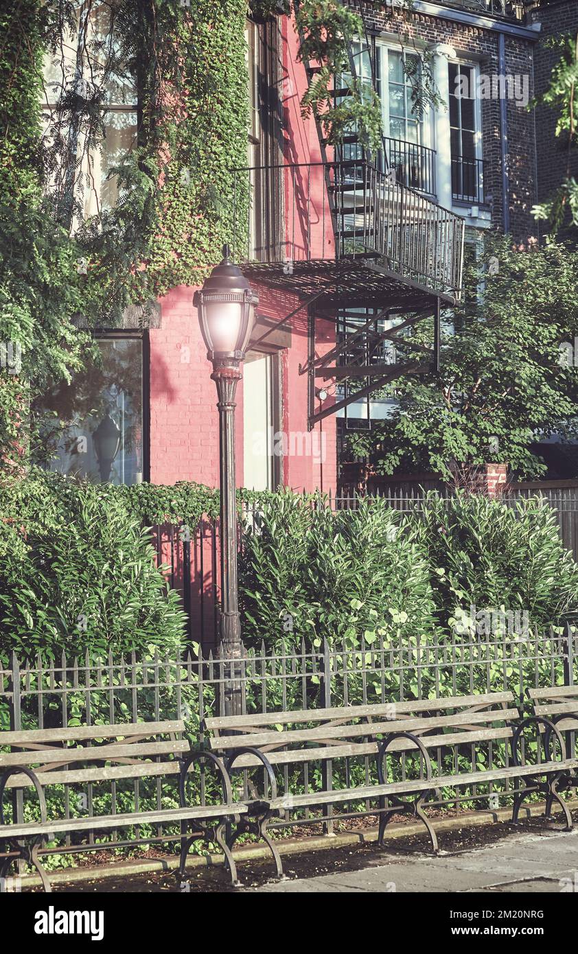 Alte Straßenlampe in Brooklyn New York, Farbtönung angewendet, USA. Stockfoto