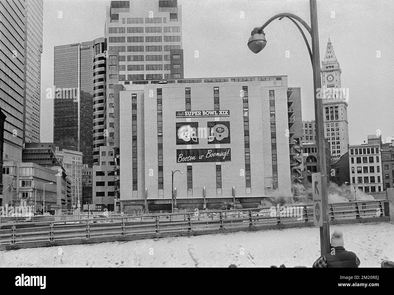 Das Parkhaus Fort Hill Square an der Ecke von Purchase und Oliver Street im Finanzviertel, von der Atlantic Avenue aus gesehen. Stockfoto