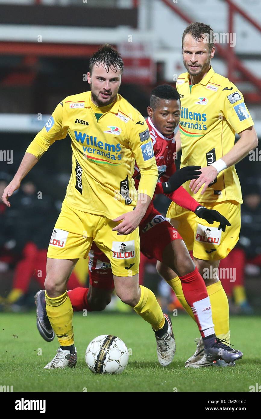 20160122 - KORTRIJK, BELGIEN: Antonio Milic von Oostende, Fabien Boyer von Kortrijk und David Rozehnal von Oostende kämpfen um den Ball während des Spiels der Jupiler Pro League zwischen KV Kortrijk und KV Oostende am Freitag, den 22. Januar 2016 in Kortrijk, am 23. Tag der belgischen Fußballmeisterschaft. FOTO BRUNO FAHY Stockfoto