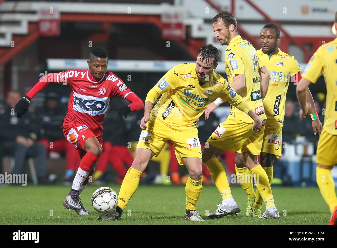 20160122 - KORTRIJK, BELGIEN: Kortrijks Fabien Boyer, Oostendes Antonio Milic und Oostendes David Rozehnal kämpfen um den Ball während des Spiels der Jupiler Pro League zwischen KV Kortrijk und KV Oostende am Freitag, den 22. Januar 2016 in Kortrijk, am 23. Tag der belgischen Fußballmeisterschaft. FOTO BRUNO FAHY Stockfoto