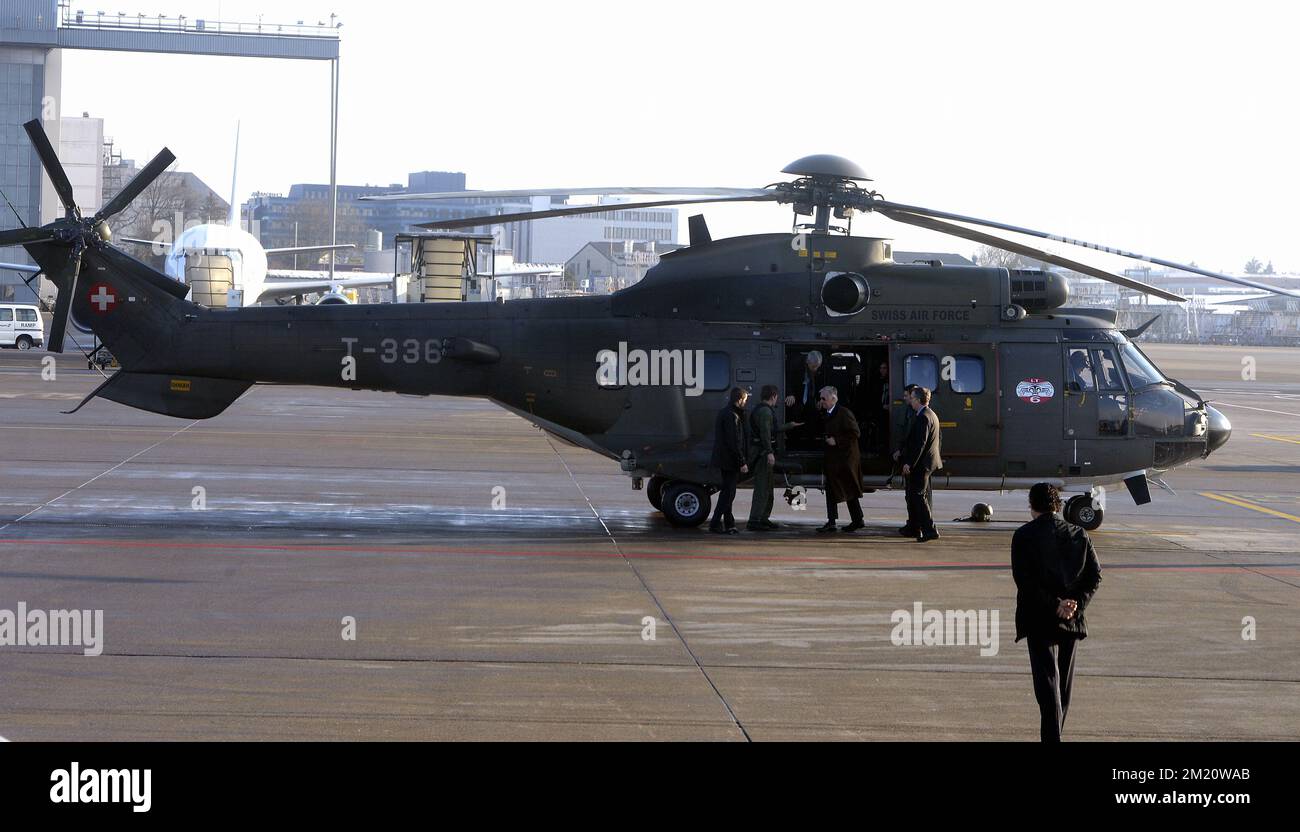 20160122 - ZÜRICH, SCHWEIZ: König Philippe - Filip von Belgien, auf dem Bild, wie er mit dem Hubschrauber von Davos zum Flughafen Zürich kommt (aus Sicherheitsgründen, empfohlen vom WEF, musste der König mit dem Hubschrauber reisen) Am dritten Tag der 46.. Ausgabe der Jahrestagung des Weltwirtschaftsforums in Davos, Schweiz, Freitag, 22. Januar 2016. Das jährliche Treffen findet vom 20. Bis 23. Januar mit Regierungschefs und führenden Wirtschaftsvertretern statt. FOTO: ERIC LALMAND Stockfoto