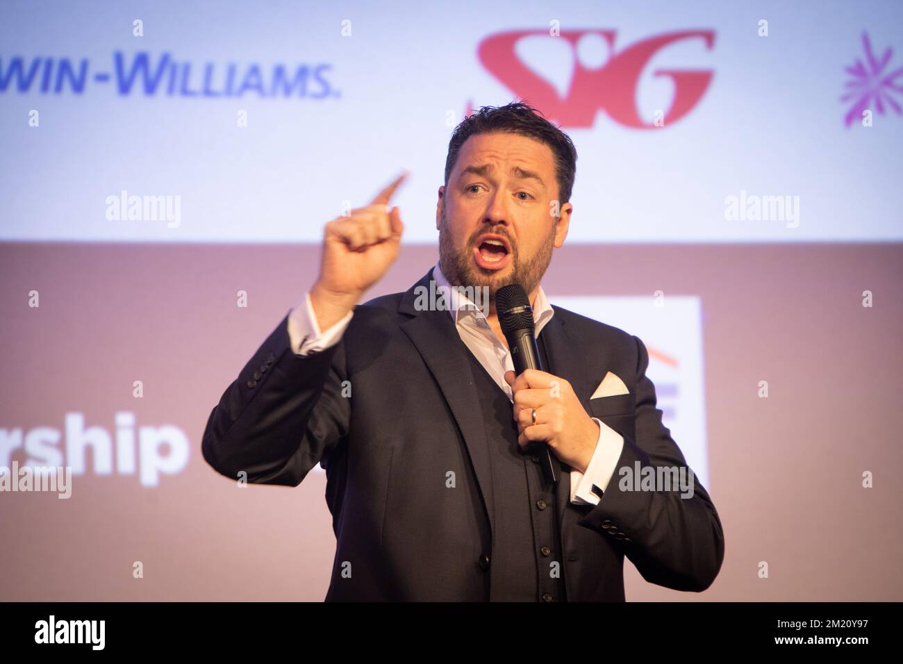 Der Komiker Jason Manford macht seine Nummer Stockfoto