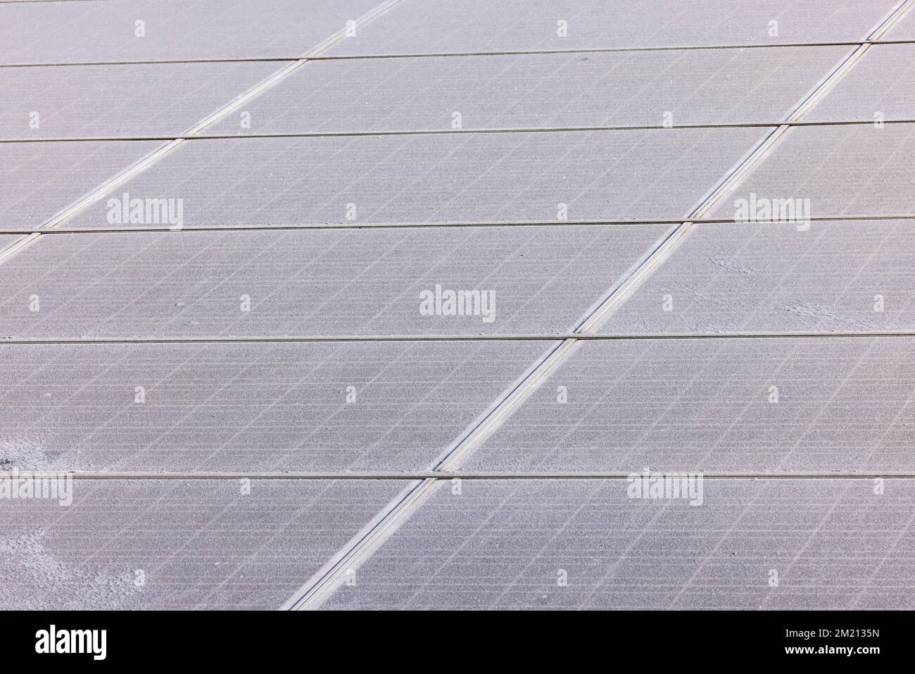 Einzelne Solarpaneele eines Photovoltaiksystems zur Stromerzeugung erzeugen aufgrund von Frost und Eis keinen Strom Stockfoto