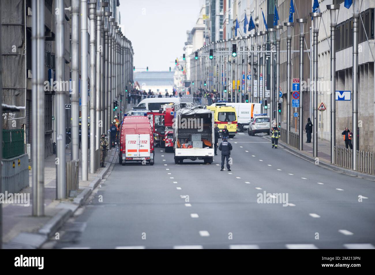 Abbildung zeigt die Szene in der Wetstraat - Rue de la Loi, die nach einer Explosion an der U-Bahn-Station Maelbeek - Maalbeek in Brüssel am Dienstag, den 22. März 2016, evakuiert wurde. Die Brüsseler Verkehrsgesellschaft STIB-MIVB hat Verletzungen bestätigt, obwohl keine Todesfälle gemeldet wurden. Heute Morgen wurden nach zwei Explosionen in der Abflughalle des Brüsseler Flughafens in Zaventem mindestens 13 Menschen getötet. Regierungsquellen sprechen von einem Terroranschlag. Die terroristische Bedrohung wurde landesweit auf vier erhöht. Stockfoto