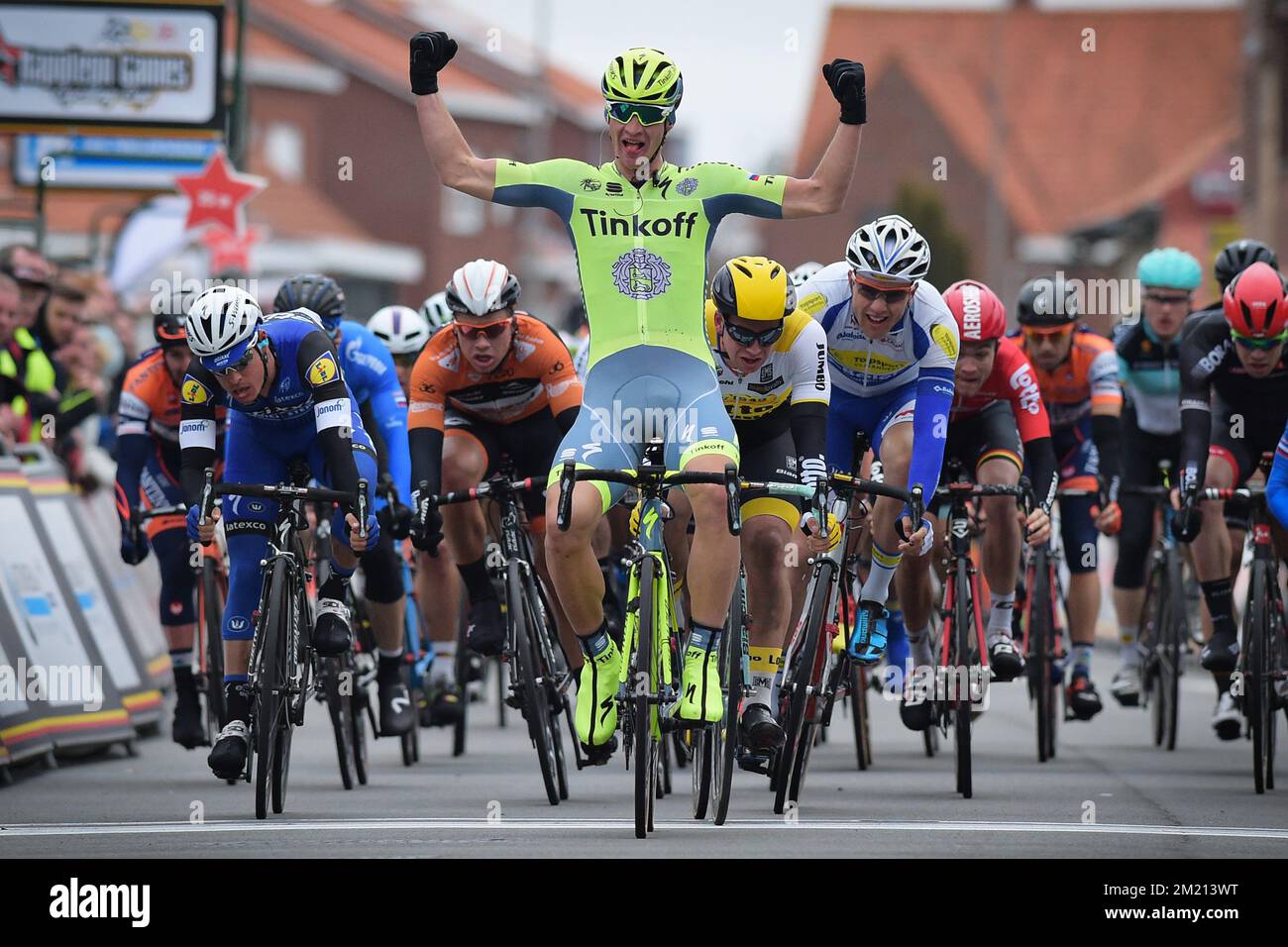 Der belgische Gianni Meersman vom Team Etixx – Quick-Step, der slowakische Erik Baska von Tinkoff und der niederländische Dylan Groenewegen vom Team LottoNL-Jumbo springen auf das Ende des 199 km langen Radrennen „Handzame Classic“ in Handzame, Bredene, Freitag, 18. März 2016. Stockfoto