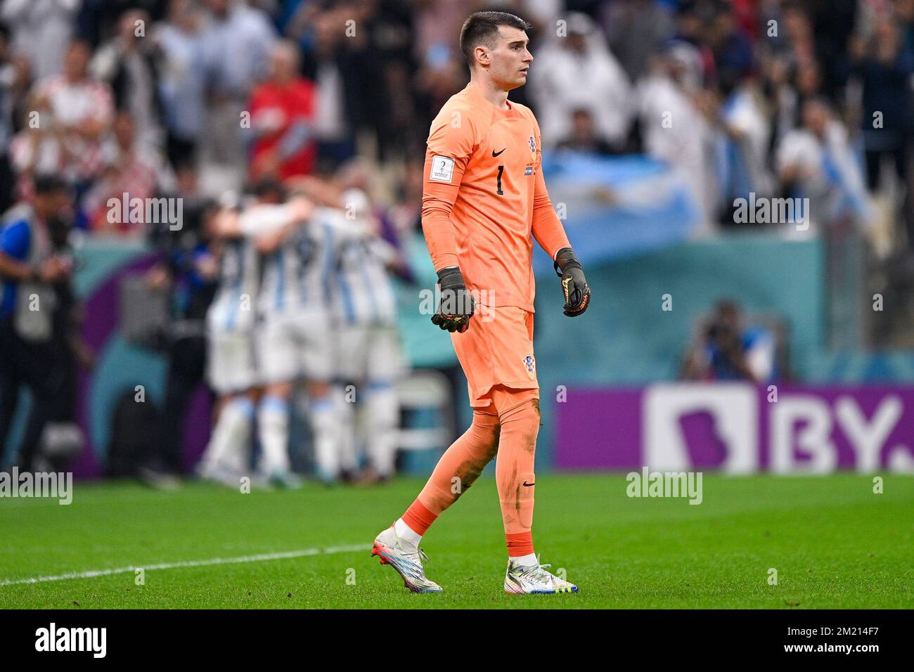 LUSAIL CITY, KATAR - DEZEMBER 13: Dominik Livakovic von Kroatien sieht deprimiert aus, nachdem er das erste Tor des Teams während des Halbfinales zugegeben hat: FIFA-Weltmeisterschaftsspiel 2022 zwischen Argentinien und Kroatien im Lusail-Stadion am 13. Dezember 2022 in Lusail City, Katar (Foto: Pablo Morano/BSR Agency) Stockfoto