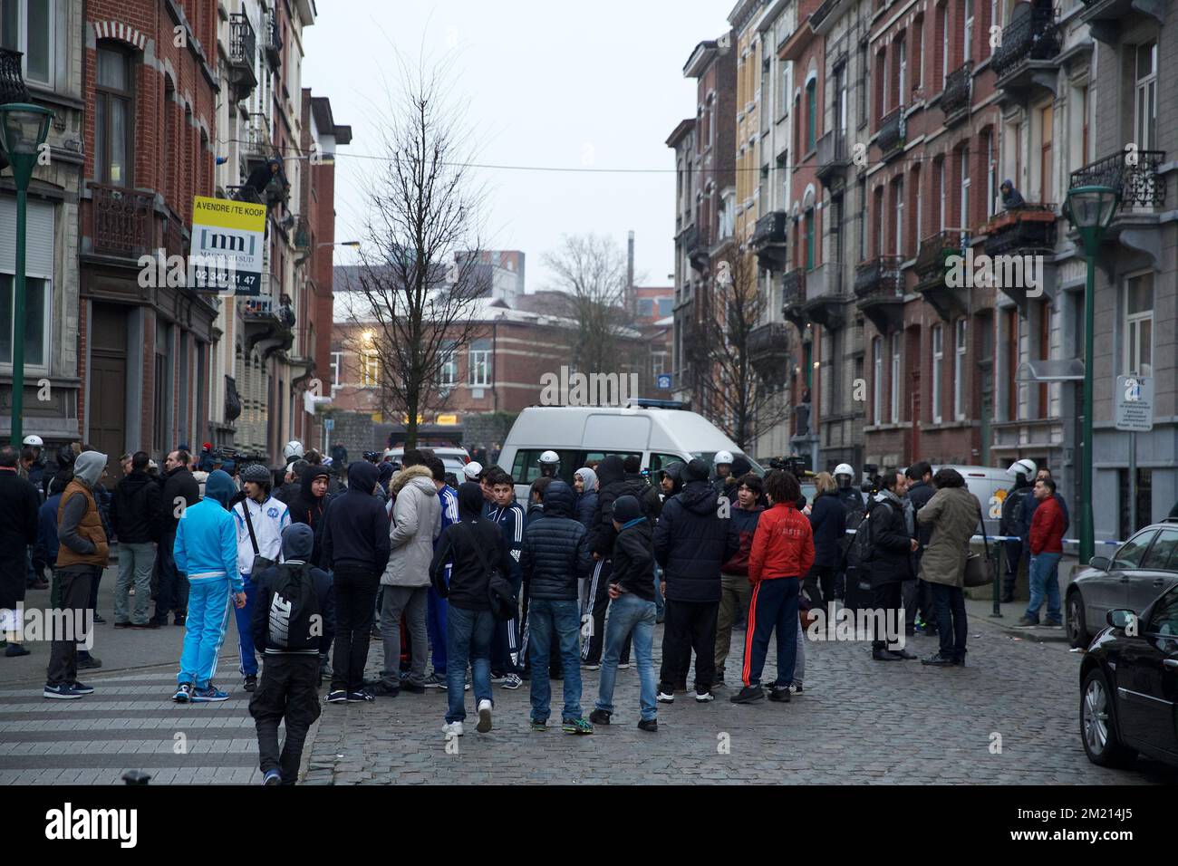 Einwohner, die von der Polizei als Teil mehrerer Polizeiaktionen in Sint-Jans-Molenbeek - Molenbeek-Saint-Jean, Brüssel, am Freitag, den 18. März 2016 als Sicherheitszone um die Karperstraat - Rue de la Carpe, dargestellt werden. Salah Abdeslam wurde gestern bei den Durchsuchungen in der Rue des Quatre-vents - Vierwindenstraat festgenommen. Er gilt als einer der Hauptverdächtigen bei den Terroranschlägen in Paris vom 13.. November und bei der Schießerei am Dienstag in Vorst. Stockfoto