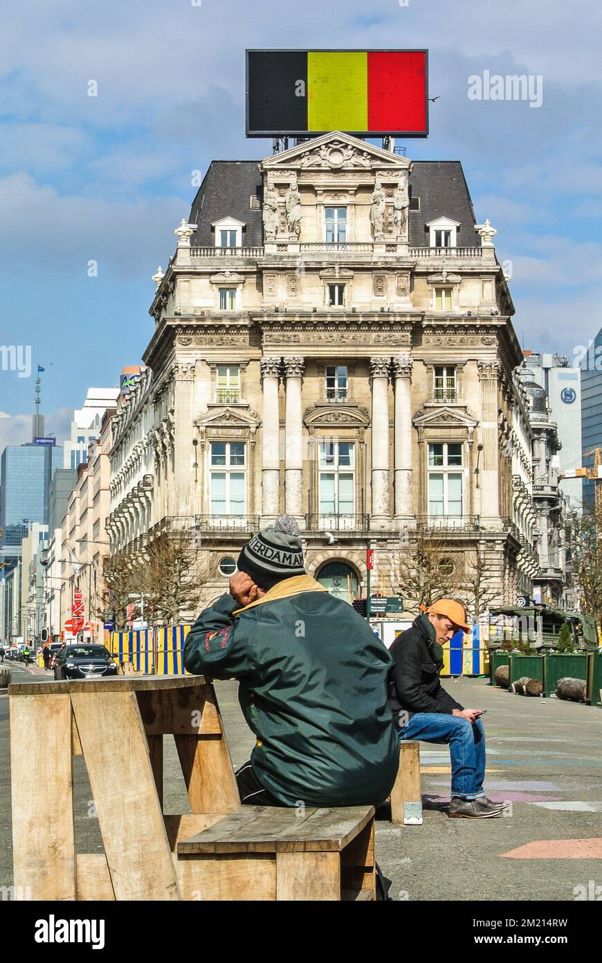 Das Bild zeigt den Platz De Brouckereplein - Place de Brouckere im Stadtzentrum von Brüssel, wo das Handelsschild nach den heutigen Terroranschlägen am Dienstag, den 22. März 2016, in Brüssel durch eine belgische Flagge ersetzt wird. Zwei Explosionen in der Abflughalle des Brüsseler Flughafens heute Morgen töteten 14 Menschen, 81 wurden verletzt. Eine weitere Explosion ereignete sich in der U-Bahn-Station Maelbeek - Maalbeek, 20 Tote und 106 Verletzte, darunter 17 in kritischem Zustand, wurden vom Brüsseler öffentlichen Verkehrsunternehmen STIB - MIVB bestätigt. Regierungsquellen sprechen von einem Terrori Stockfoto