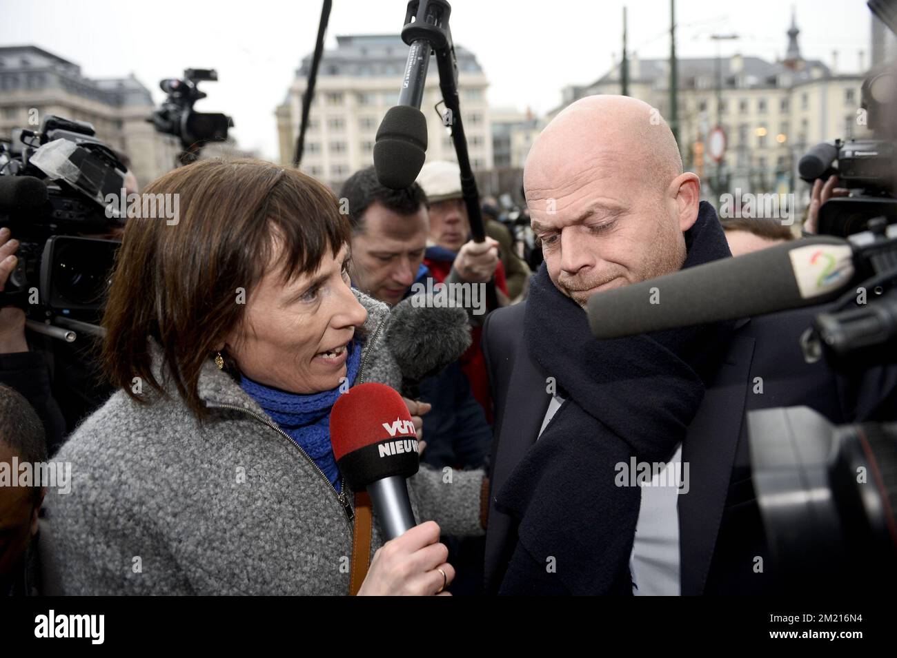 Rechtsanwalt Sven Mary (R) ist von der Presse umgeben, wenn er nach der Behandlung des Falles der Verdächtigen der Terroranschläge von Paris vor der ratskammer in Brüssel am Donnerstag, den 24. März 2016, verlässt. Das Gericht muss entscheiden, ob Salah Abdeslam, Amine Chouvance, Abid Aberkane und andere Verdächtige weiterhin im Gefängnis sitzen. Am 18. März 13. wurden Verdächtige der Terroranschläge von Paris, Salah Abdeslam, und Amine Choudical (alias Mounir Ahmed Alaaj, beide als gefälschte Namen angenommen), während der Durchsuchungen in Molenbeek verhaftet. Letzten Dienstag wurde die Polizei mit schweren Waffen erschossen Stockfoto