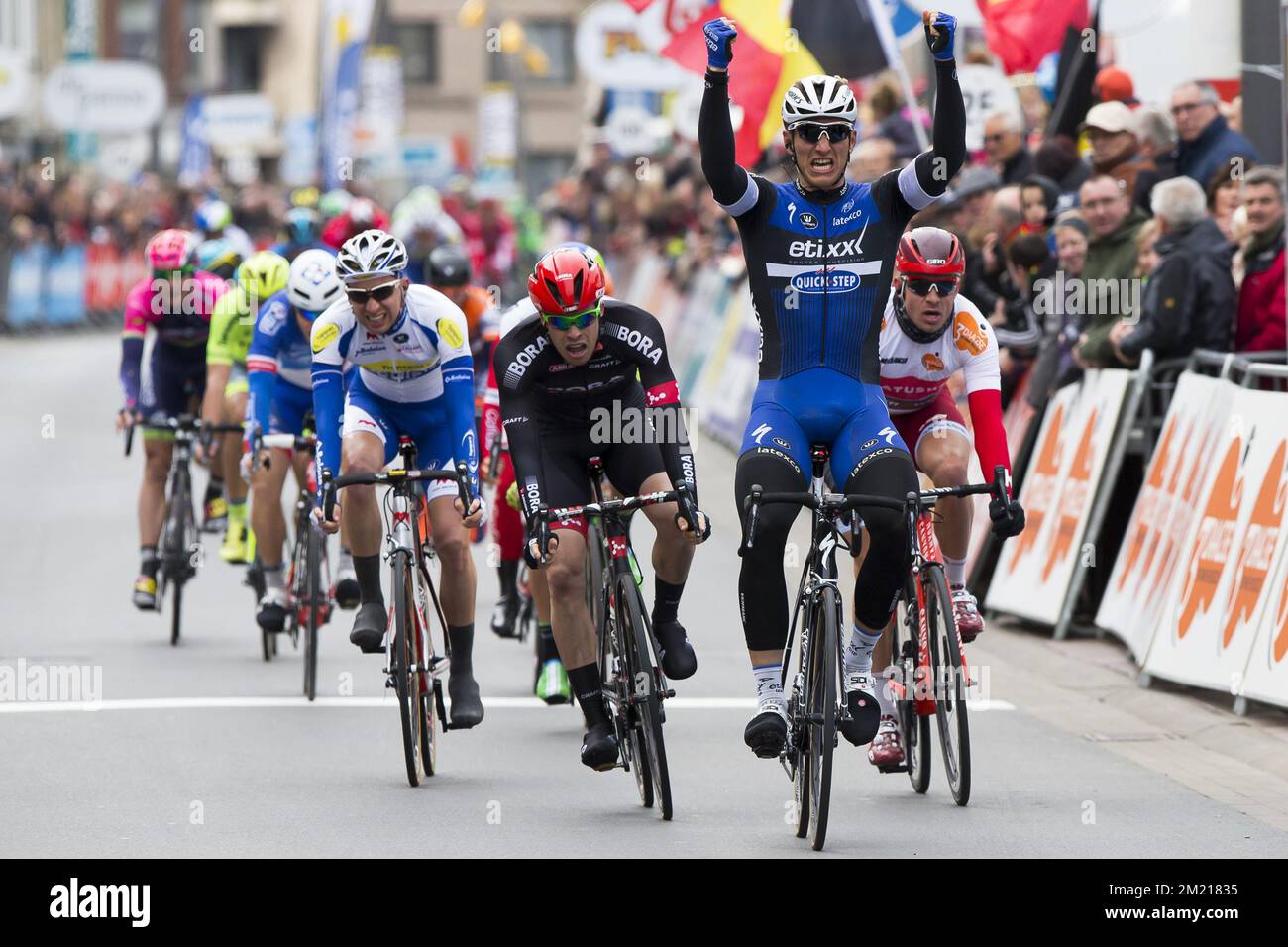 Der deutsche Marcel Kittel von Team Etixx – Quick-Step (C) feiert, dass er die Ziellinie überquert und vor dem deutschen Phil Bauhaus von Bora-Argon 18 (CL) und dem norvegischen Alexander Kristoff von Team Katusha (R) den Sprint am Ende des ersten Teils der dritten und letzten Phase von gewinnt Das Radrennen Driedaagse De Panne - Koksijde, eine 111,5km km lange Fahrt von und nach De Panne, Donnerstag, 31. März 2016. BELGA FOTO KRISTOF VAN ACCOM Stockfoto