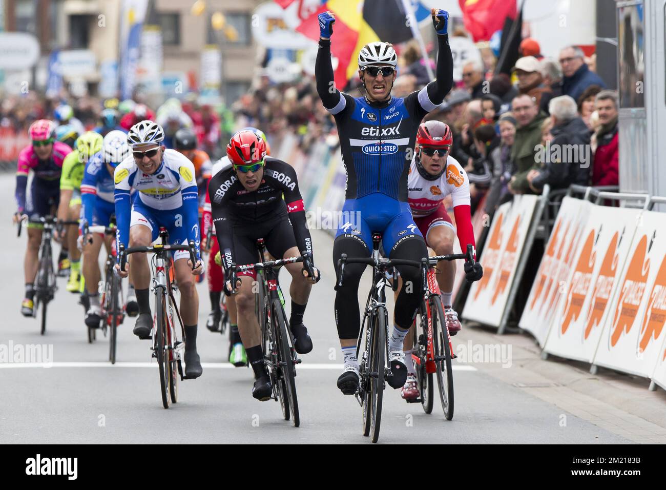 Der deutsche Marcel Kittel von Team Etixx – Quick-Step (C) feiert, dass er die Ziellinie überquert und vor dem deutschen Phil Bauhaus von Bora-Argon 18 (CL) und dem norvegischen Alexander Kristoff von Team Katusha (R) den Sprint am Ende des ersten Teils der dritten und letzten Phase von gewinnt Das Radrennen Driedaagse De Panne - Koksijde, eine 111,5km km lange Fahrt von und nach De Panne, Donnerstag, 31. März 2016. BELGA FOTO KRISTOF VAN ACCOM Stockfoto