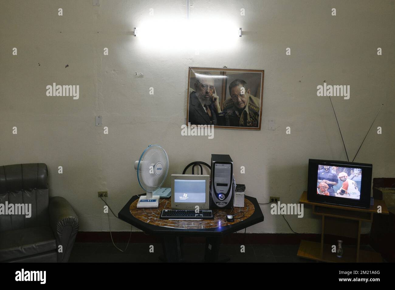 Die Abbildung zeigt ein Porträt von Fidel und Raoul Castro neben einem Computer und Fernseher, Sonntag, den 03. April 2016 in Havanna, Kuba. Stockfoto