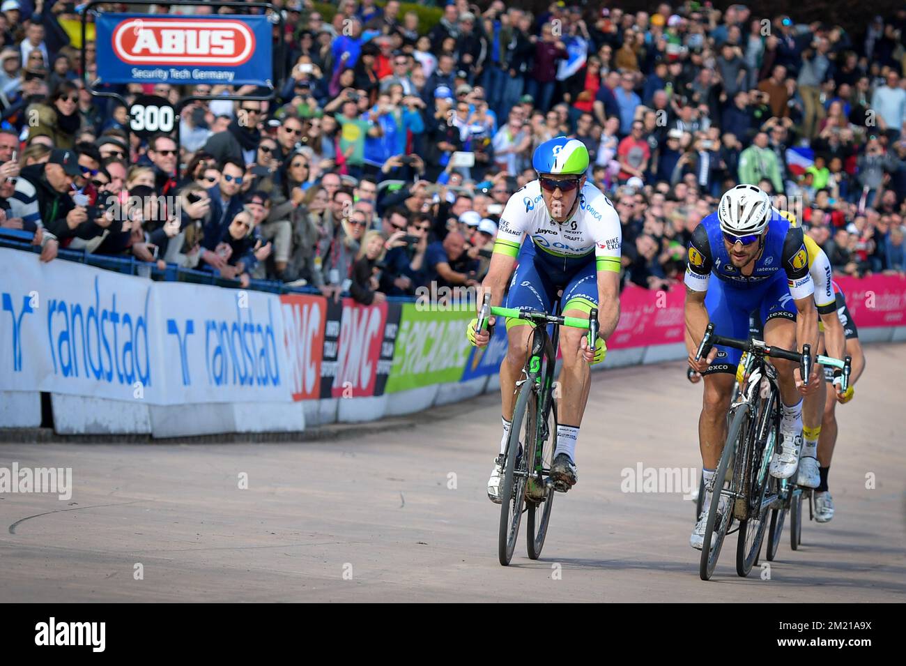 Australischer Mathew Hayman von Orica GreenEDGE und belgischer Tom Boonen vom Team Etixx – Quick-Step-Sprint für das Ende des eintägigen Radrennen „Paris-Roubaix“, 253,5 km von Compiegne zum Velodrome in Roubaix, Sonntag, 10. April 2016. Stockfoto