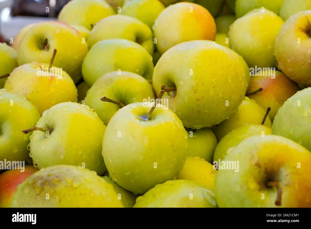 Vielzahl von Äpfel verschiedener Sorten in der modernen SB-Warenhaus. Stockfoto