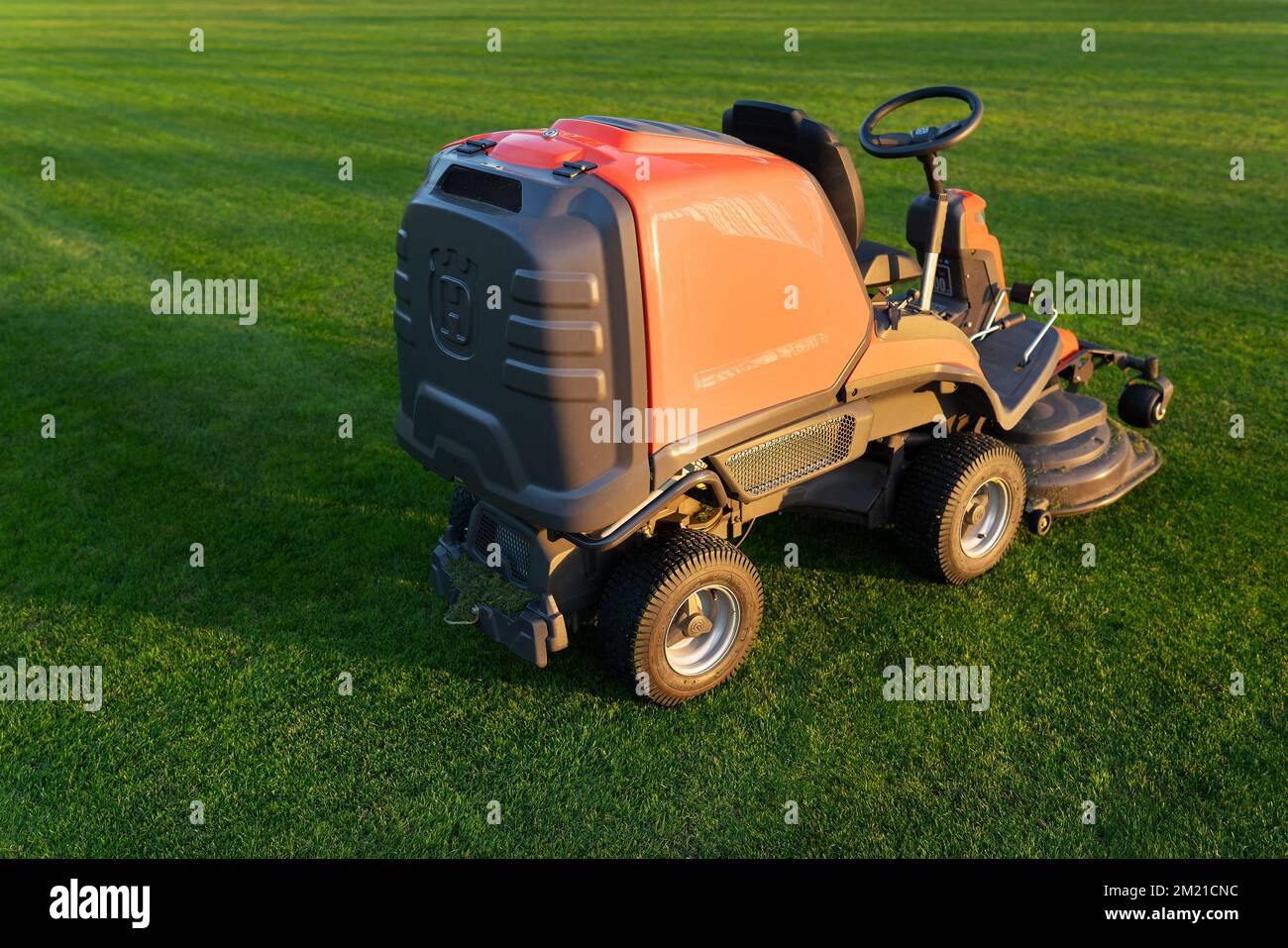 Traktor Rasenmähen auf einem Fußballplatz in einem öffentlichen Park in  England Stockfotografie - Alamy