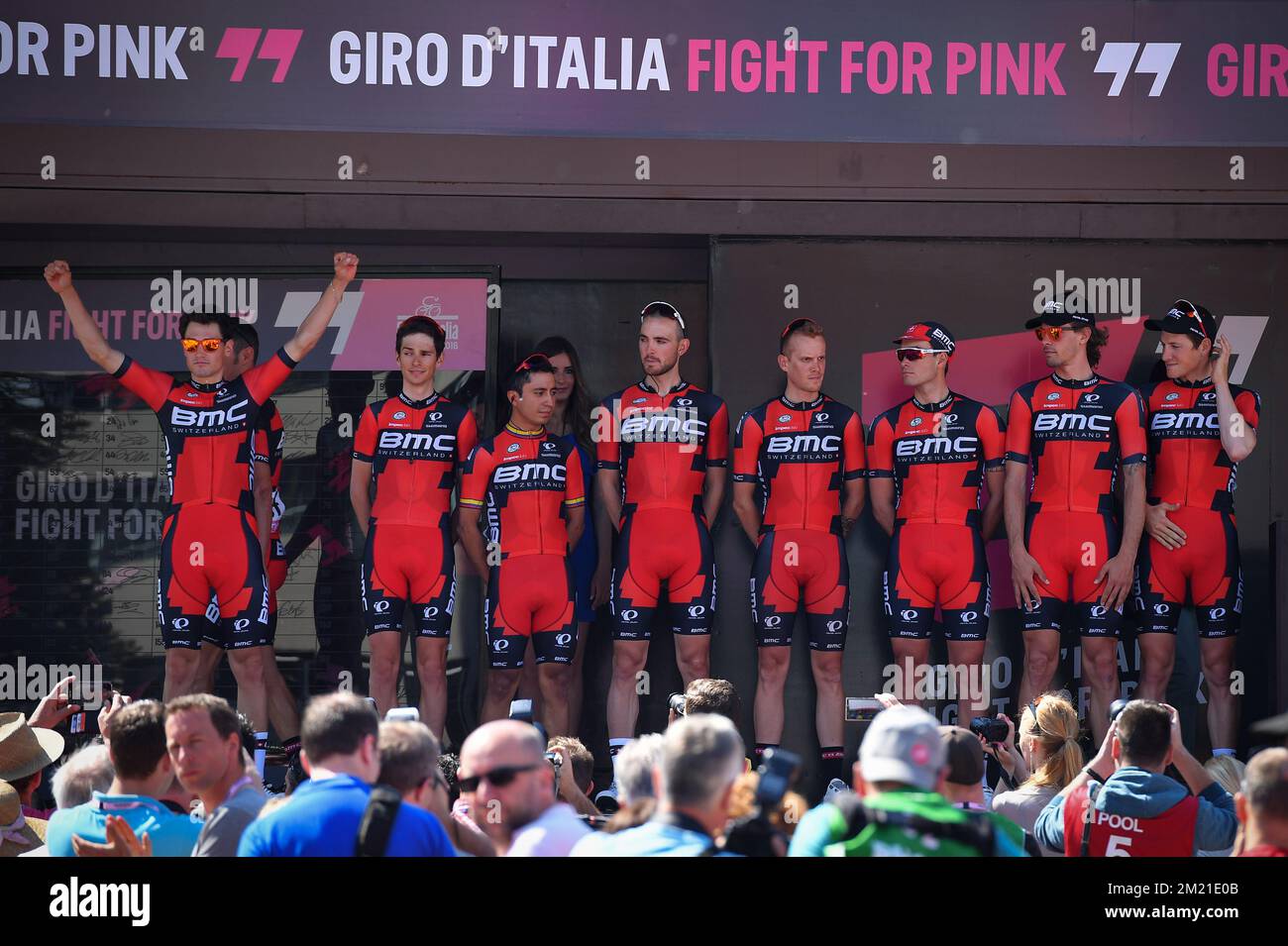 BMC Racing Team Riders zu Beginn der zweiten Etappe des Radrennen Giro d'Italia 99., 190km von Arnhem nach Nijmegen, Niederlande, am Samstag, den 07. Mai 2016. Stockfoto