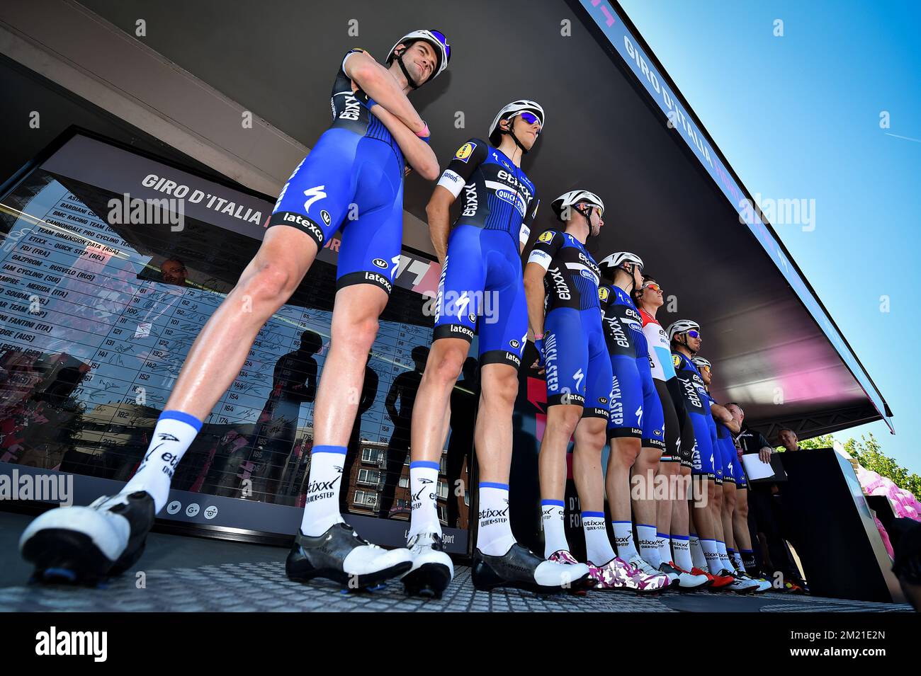 Etixx – Quick-Step-Fahrer zu Beginn der zweiten Etappe des Radrennen Giro d'Italia 99., 190km von Arnhem nach Nijmegen, Niederlande, am Samstag, den 07. Mai 2016. Stockfoto