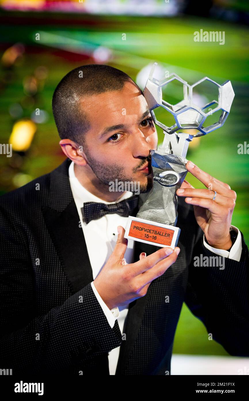 Mechelens Sofiane Hanni feiert nach dem Gewinn der ersten Ausgabe des Galaabends des professionellen Fußballspielers des Jahres 2016, Montag, den 23. Mai 2016, in Gent. Stockfoto