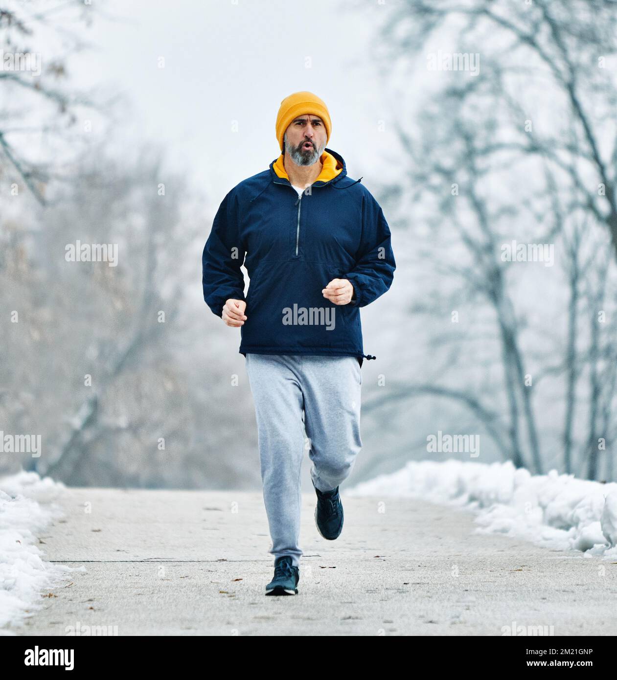 Senior Fitness-Mann aktiv Sport Laufen Joggen gesunder Läufer fit Jogger Training Sportler Training Marathon Geschwindigkeit älterer Winter kalter Schnee Stockfoto
