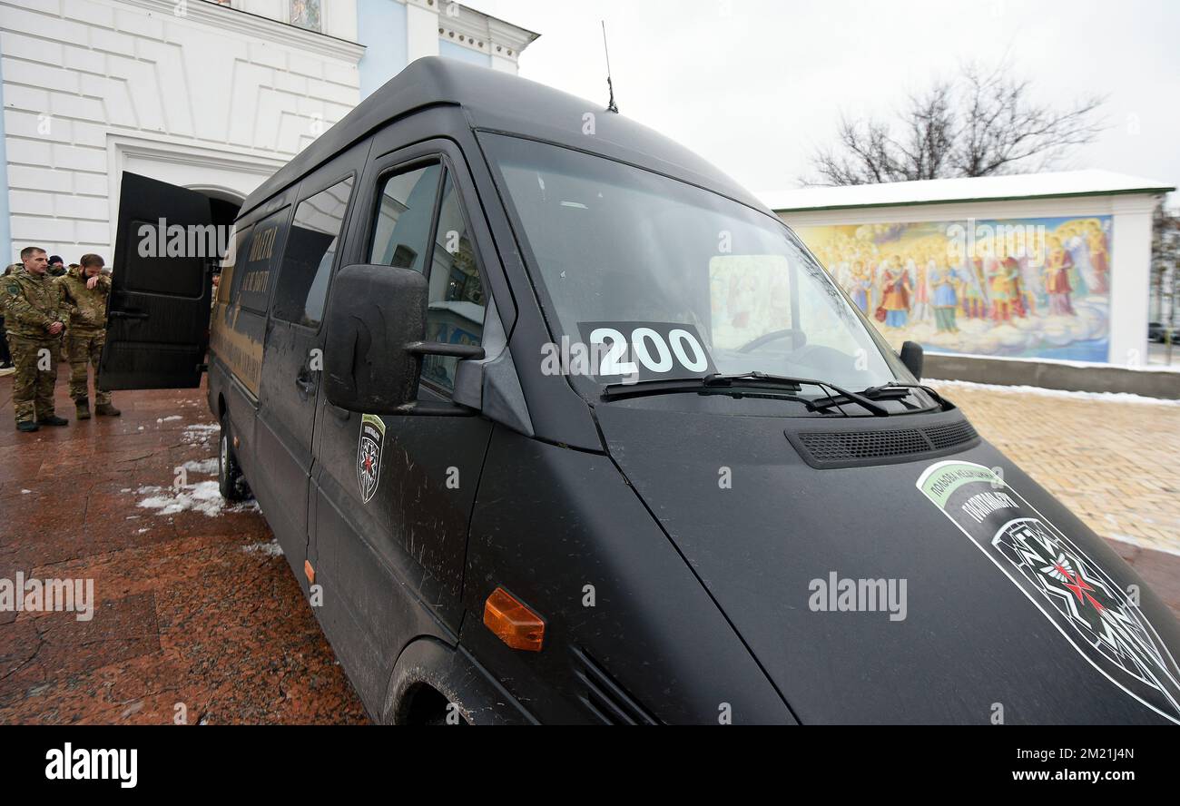 KIEW, UKRAINE - 23. DEZEMBER 2022 - Abschiedsfeier auf dem Mykhailivska-Platz für einen schwedischen Freiwilligen-Arzt der „Hospitallers“, Rufzeichen „Niko“, Die bei der Evakuierung der Verwundeten von der Frontlinie starben, als das Evakuierungsauto mit einem Infanteriefahrzeug kollidierte, das mitten auf der Straße stehen gelassen wurde. Das Foto zeigt Soldaten, die den Sarg aus einem Begräbniswagen mit der Inschrift „gefallen, aber nicht vergessen, sie starben bei der Verteidigung der Ukraine“, Kiew, Hauptstadt der Ukraine. Stockfoto