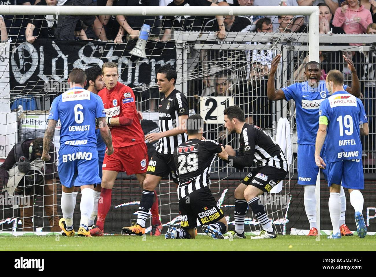 Genks Torwart Marco Bizot stoppt die Strafe von Charleroi's Sotiris Ninis während des Jupiler Pro League-Spiels zwischen Charleroi und RC Genk in Charleroi, Donnerstag, den 26. Mai 2016, beim ersten Spiel der belgischen Fußballmeisterschaft um das europäische Sperrfeuer. Stockfoto