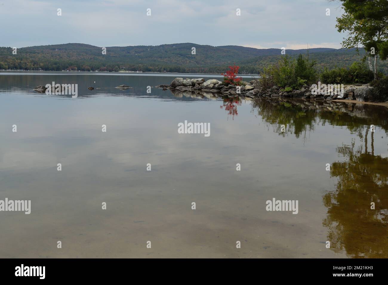 Wunderschöner kleiner See im südlichen Zentrum von NH in der Sunapee Region. Toller Sommerort für Familien. Ruhige Lage. Die Thsis-Region ist jetzt eine 4-Saison-Region. Stockfoto