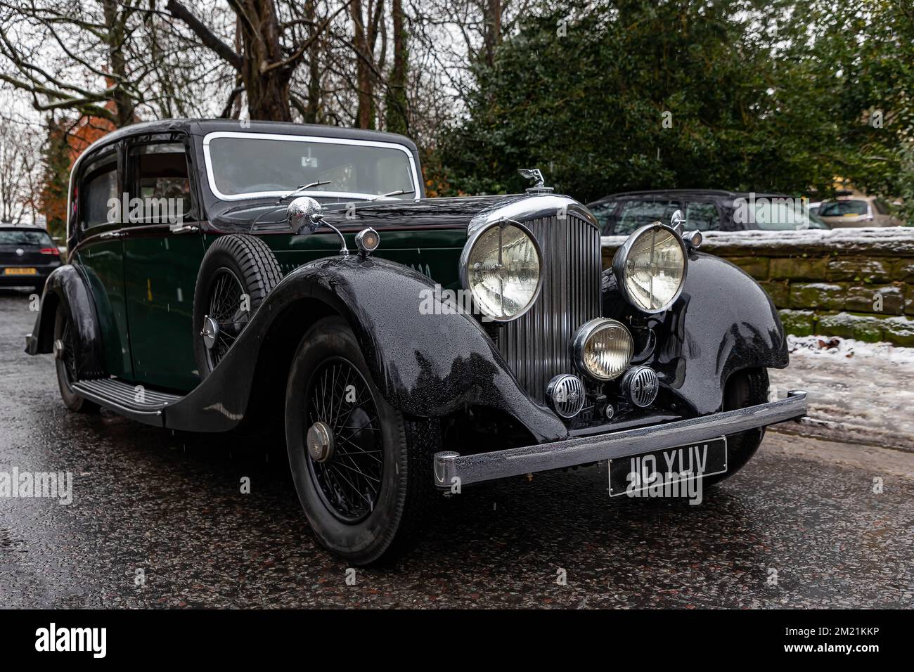 Das Oldtimer-Bentley-Auto wartet auf den Beginn der Grand Parade beim Lymm Dickensian Festival Stockfoto