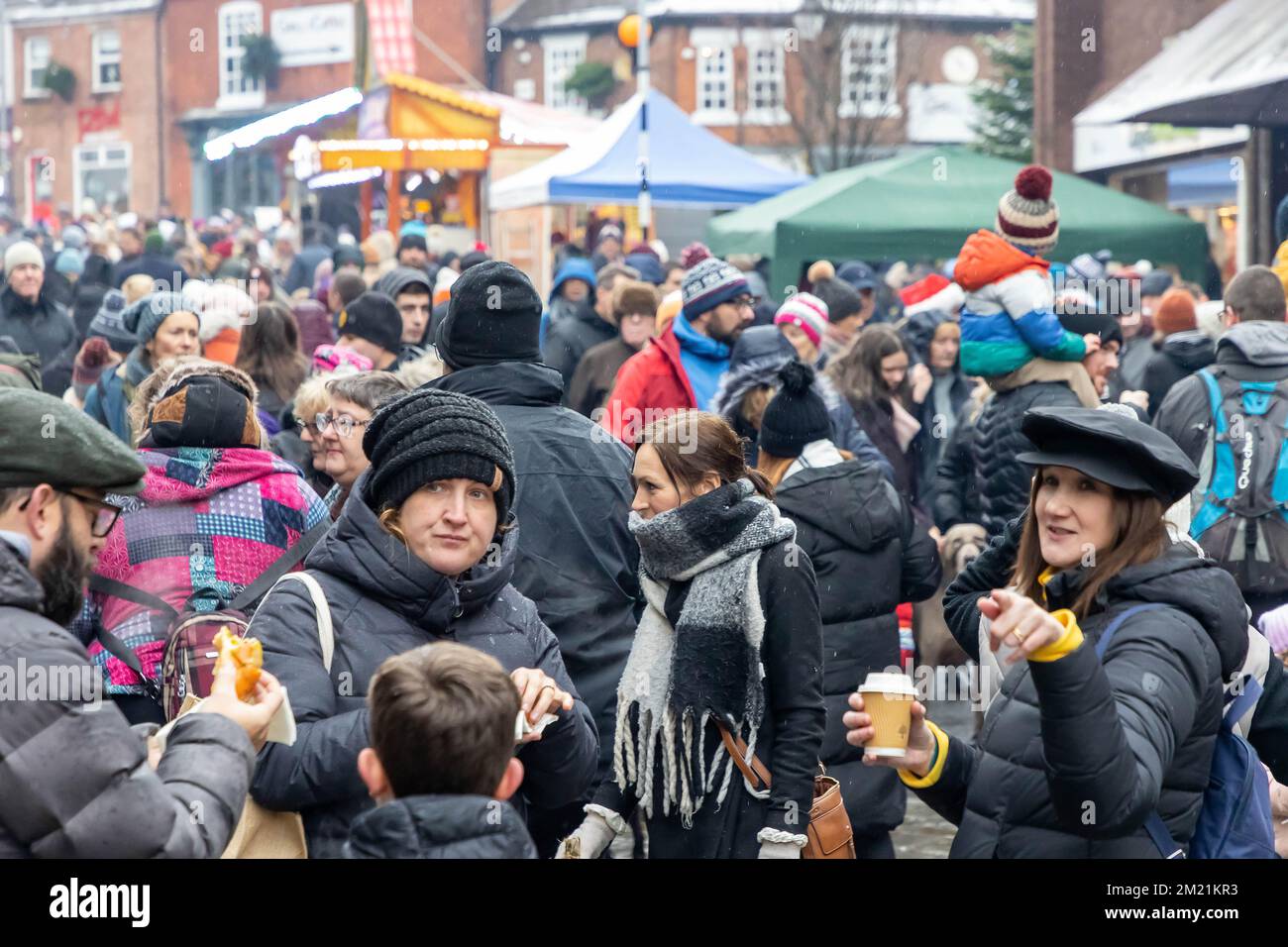 Das alljährliche Lymm Dickensian Festival 2022 zog Tausende von Menschen in seine Straßen Stockfoto