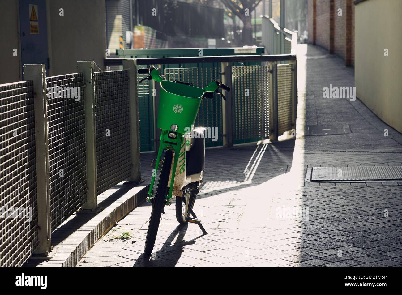 London UK : 10. Dez. 2022 - Lime-E Bike auf einer aufrechten Fußgängergasse an einem sonnigen Tag im Winter Stockfoto