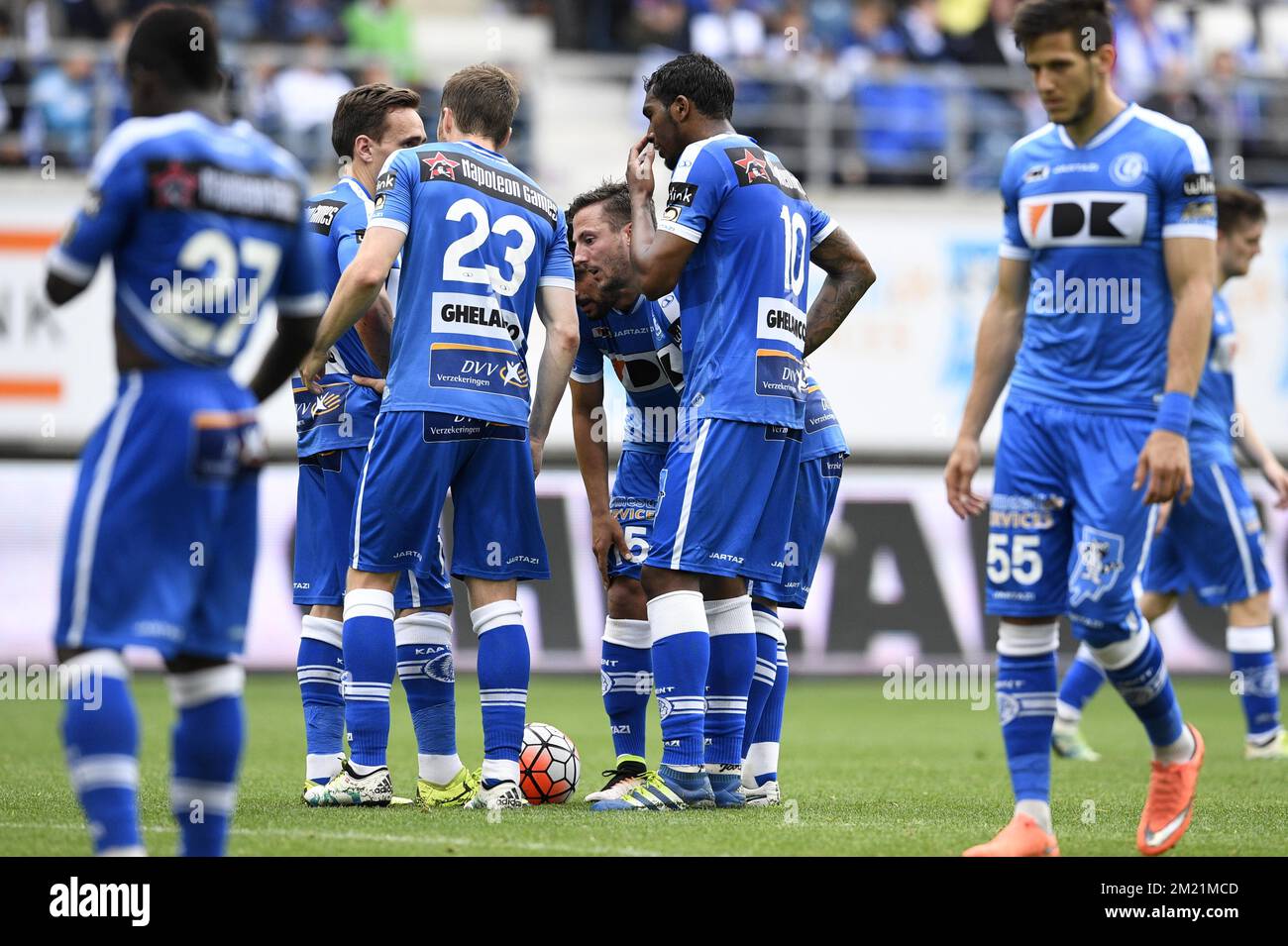 Gents Spieler wurden vor einem Freistoß während des Jupiler Pro League-Spiels zwischen KAA Gent und KRC Genk in Gent, Sonntag, den 22. Mai 2016, am zehnten und letzten Tag des Play-off 1 der belgischen Fußballmeisterschaft fotografiert. Stockfoto