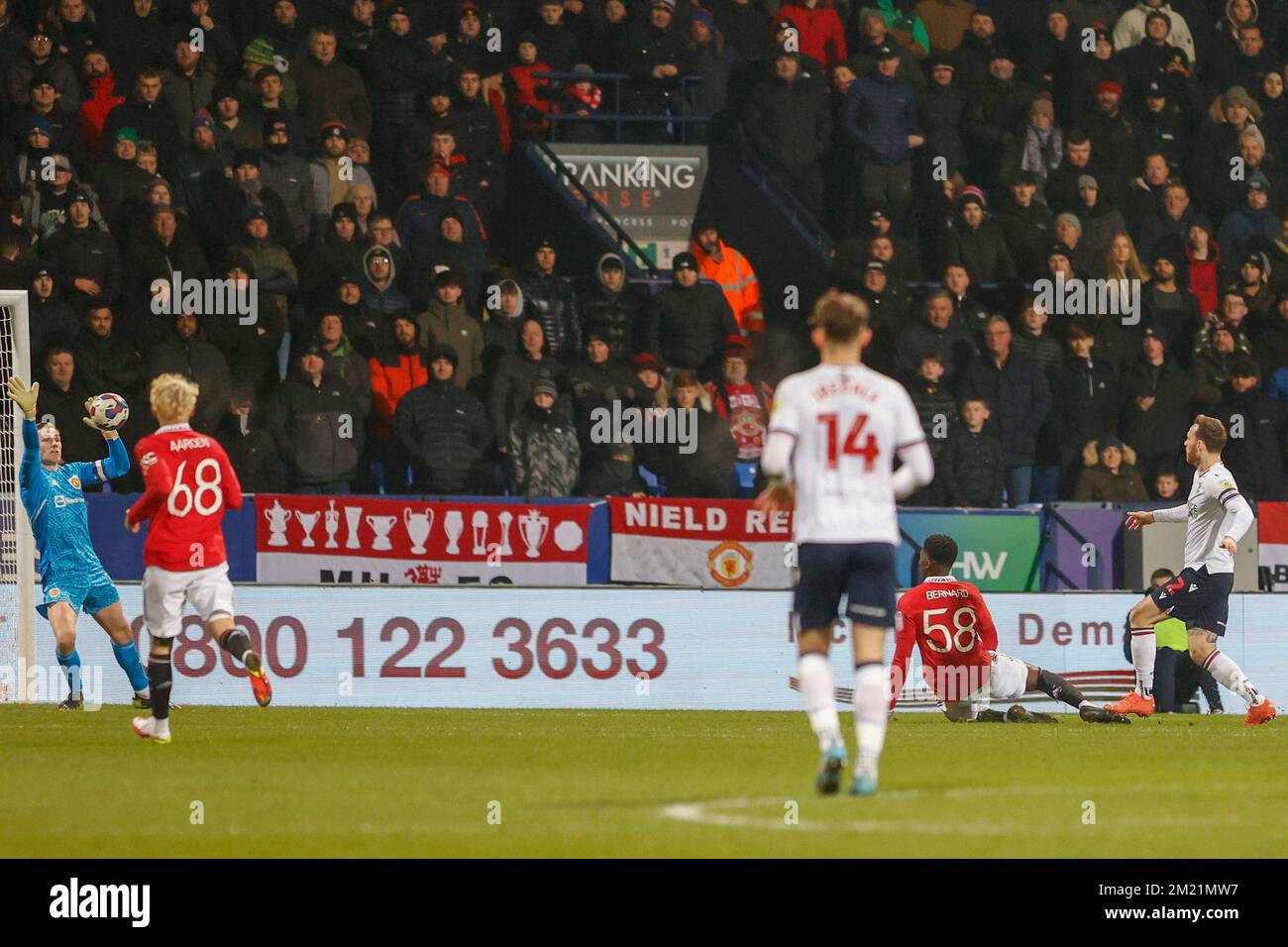 Bolton, Großbritannien. 13.. Dezember 2022. Nathan Bishop #30 von Manchester United rettet einen Schuss von Gethin Jones #2 von Bolton Wanderers während des Papa John's Trophy-Spiels Bolton Wanderers vs Manchester United U21 an der University of Bolton Stadium, Bolton, Großbritannien, 13.. Dezember 2022 (Foto von Phil Bryan/News Images) in Bolton, Großbritannien, am 12./13. Dezember 2022. (Foto: Phil Bryan/News Images/Sipa USA) Guthaben: SIPA USA/Alamy Live News Stockfoto