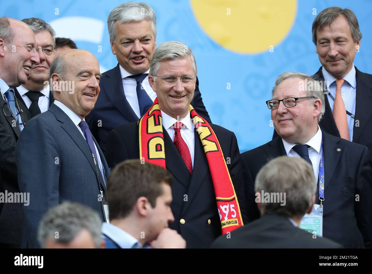 Bürgermeister von Bordeaux, Alain Juppe, Außenminister Didier Reynders, König Philippe - Filip von Belgien und KBVB-URBSFA, Vorsitzender der belgischen Fußballunion, Francois De Keersmaecker, Bild zu Beginn eines Fußballspiels zwischen der belgischen Nationalmannschaft Red Devils und Irland; In Gruppe E der Gruppenphase der UEFA Euro 2016 Europameisterschaft, Samstag, 18. Juni 2016 in Bordeaux, Frankreich. BELGA FOTO BRUNO FAHY Stockfoto