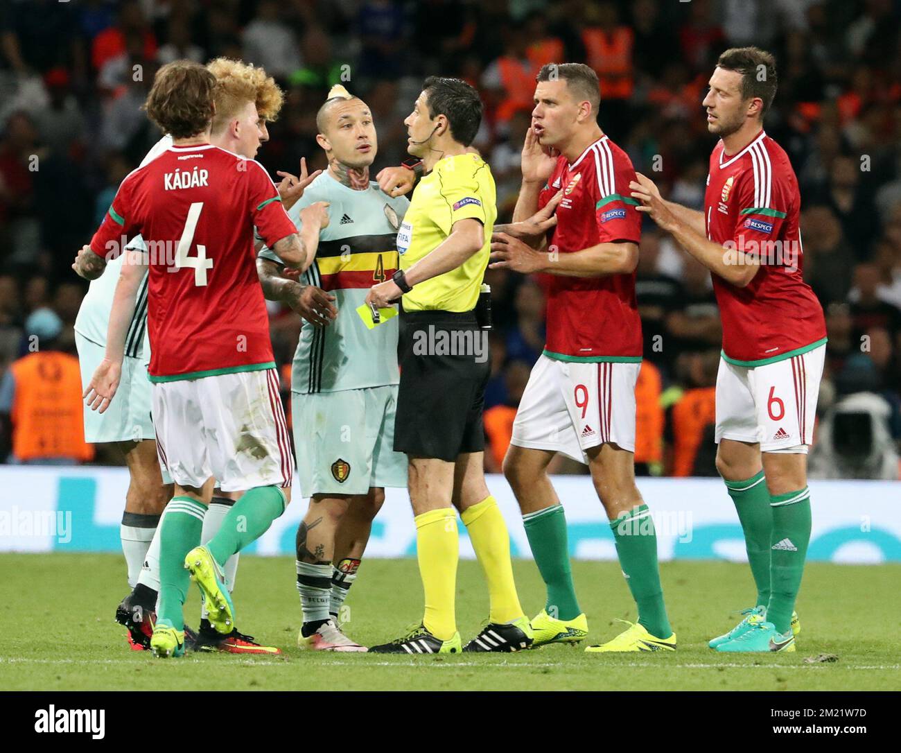 Belgiens Radja Nainggolan und Schiedsrichter Serbischer Milorad Mazic bei einem Fußballspiel zwischen der belgischen Nationalmannschaft Red Devils und Ungarn in der Runde 16 der UEFA-Europameisterschaft Euro 2016 am Sonntag, den 26. Juni 2016, in Toulouse, Frankreich. Das Turnier EURO2016 findet vom 10. Juni bis zum 10. Juli statt. BELGA FOTO BRUNO FAHY Stockfoto