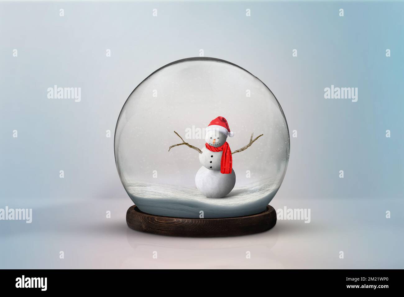Weihnachtsfeiertage in einem Schneeball. Schneeball mit weihnachten auf einem einfachen weißen Hintergrund. Stockfoto