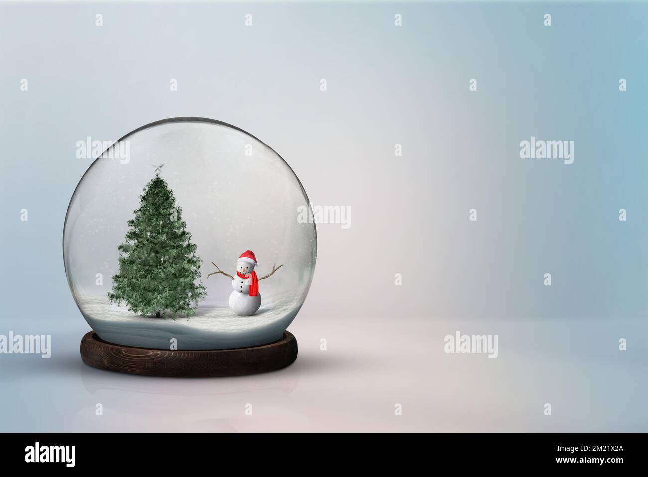 Weihnachtsfeiertage in einem Schneeball. Schneeball mit weihnachten auf einem einfachen weißen Hintergrund. Stockfoto