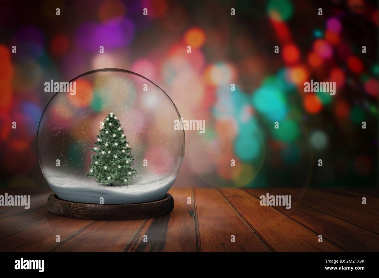 Weihnachtsfeiertage in einem Schneeball. Schneeball mit weihnachten auf einem Schneeball mit dunklem Bokeh-Hintergrund. Stockfoto