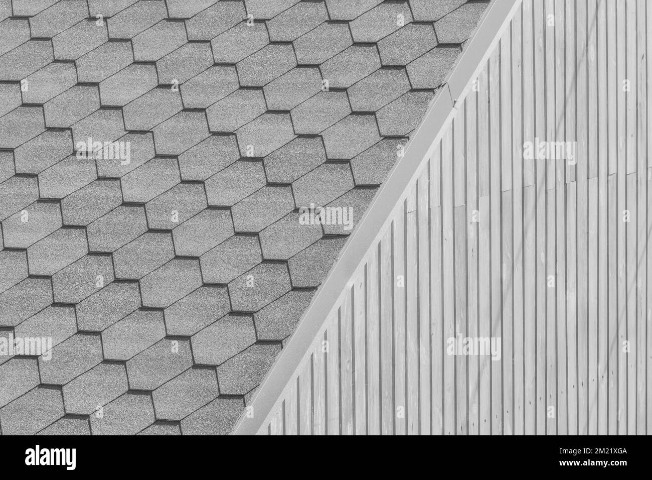 Modernes, graues Dachelement mit gefliestem Dach und holzgrauer Fassade im Innenbereich. Stockfoto