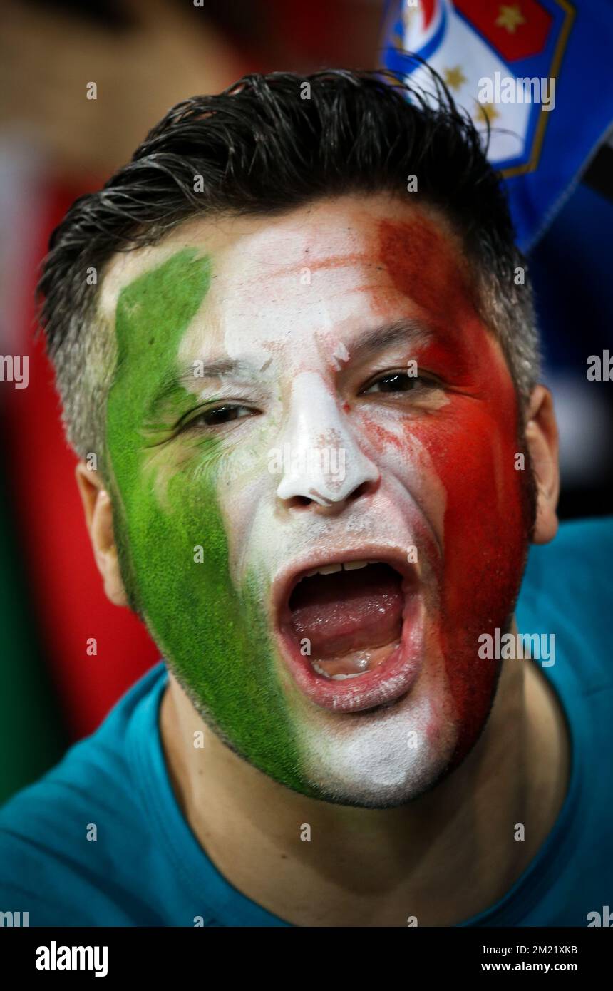 Italiens Fans wurden vor einem Fußballspiel zwischen Irland und Italien in Gruppe E der UEFA Euro 2016 Europameisterschaft am Mittwoch, den 22. Juni 2016 in Villeneuve-d'Ascq, Frankreich, vorgestellt. Stockfoto