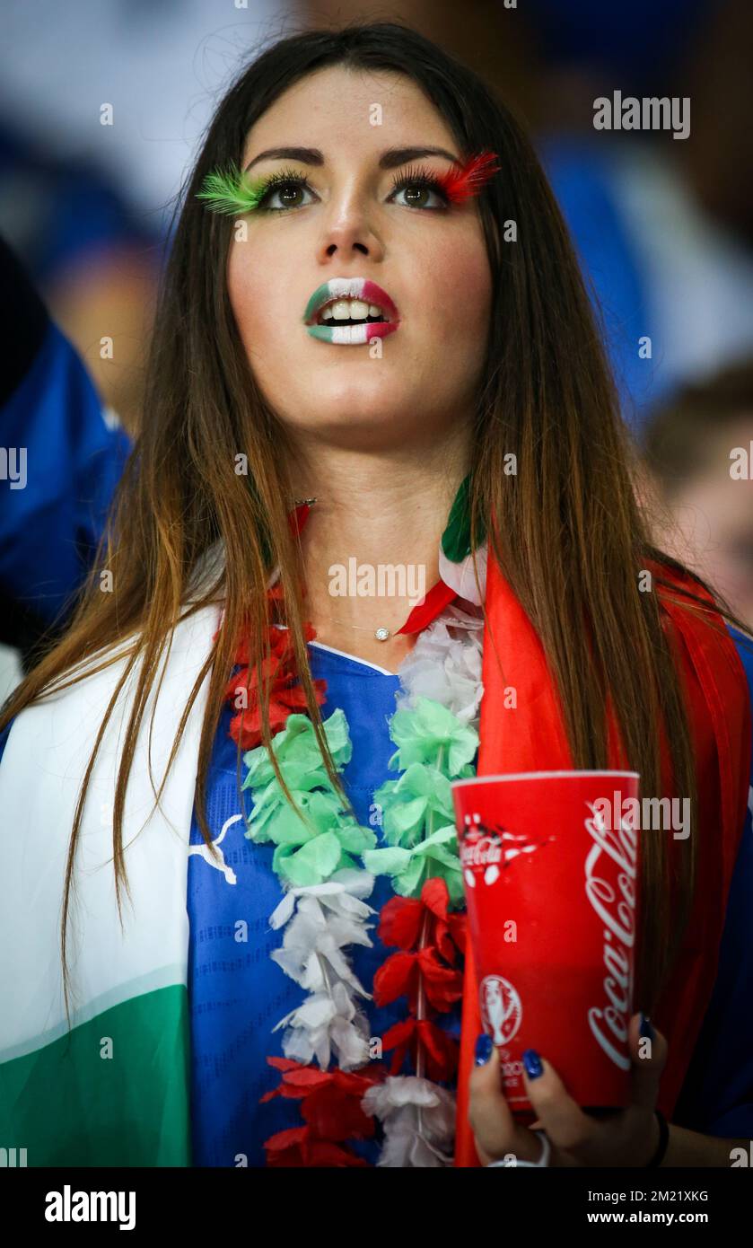 Italiens Fans wurden vor einem Fußballspiel zwischen Irland und Italien in Gruppe E der UEFA Euro 2016 Europameisterschaft am Mittwoch, den 22. Juni 2016 in Villeneuve-d'Ascq, Frankreich, vorgestellt. Stockfoto
