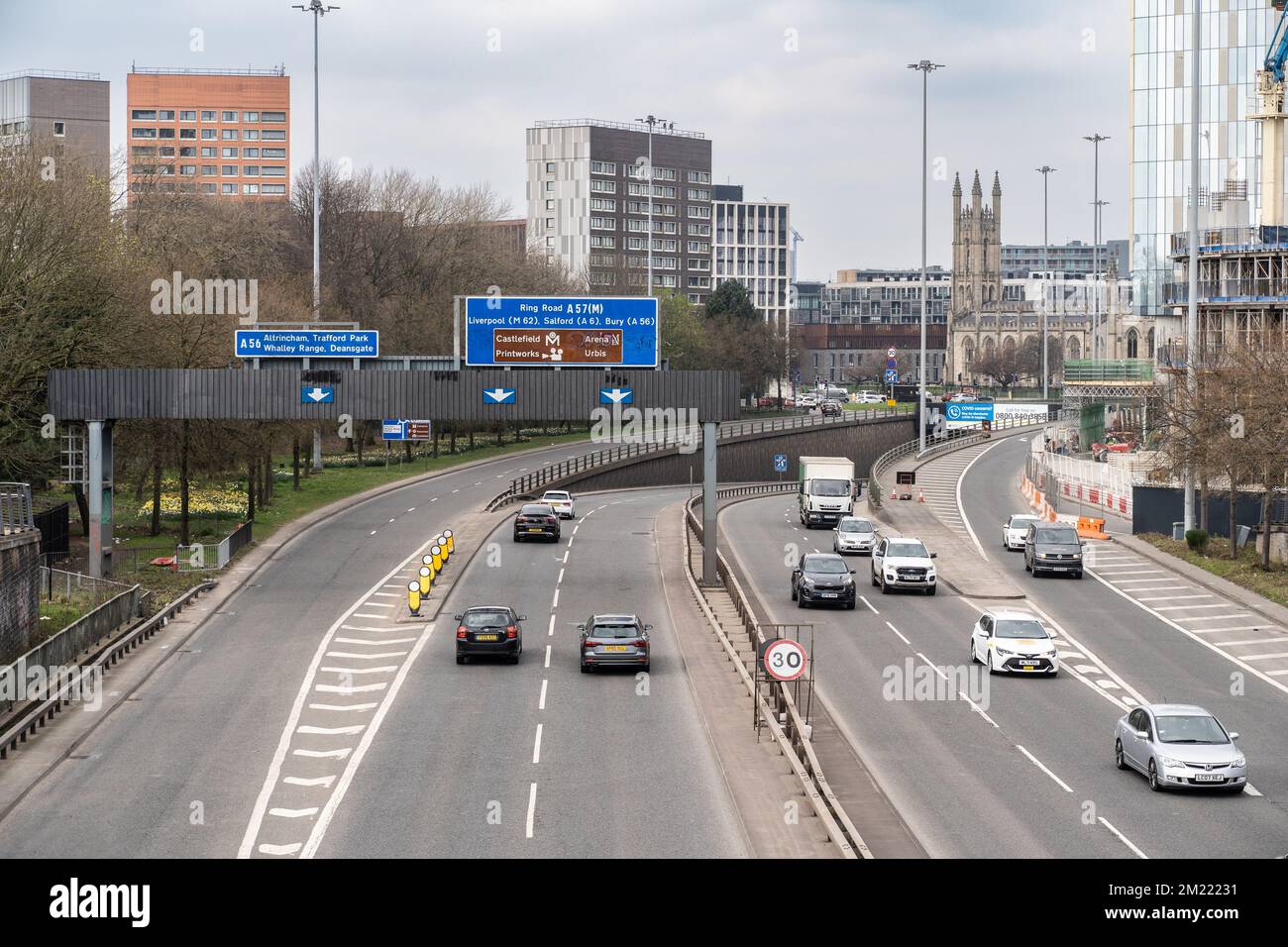 mancunian Way und hulme Kirche Stockfoto